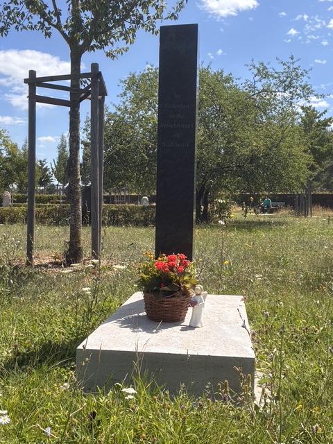 Gedenkstele im Riemer Friedhof